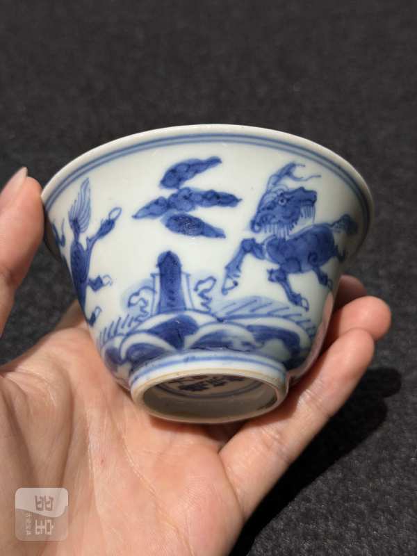 明嘉靖 青花海马纹杯 - 图3